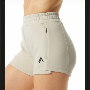 ELMTS ATHLETIC SHORT 3.5" VANILLA